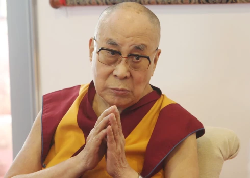 "Sūkā manu mēli" Dalailama atvainojas par izteikumiem kādam indiešu zēnam