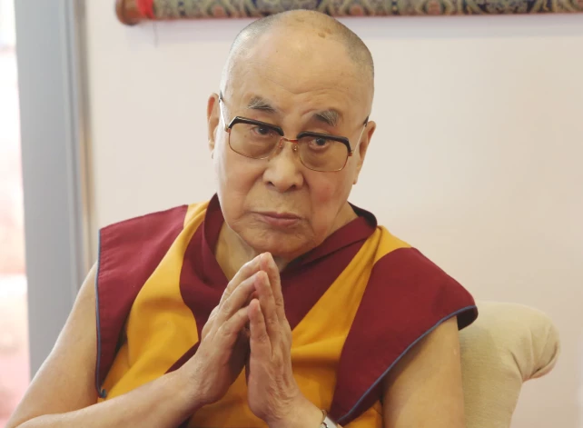 Dalailamas rīcība konkrētajā pasākumā izvērtusies pamatīgā skandālā.