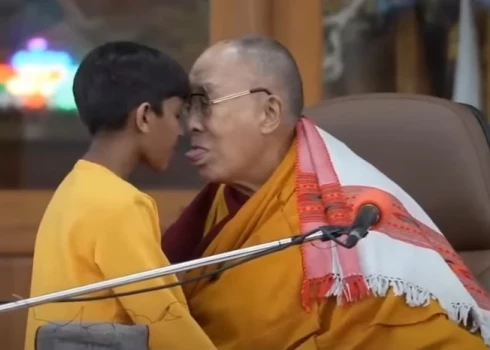 Предлагал мальчику пососать его язык: Далай-лама извинился за свое поведение