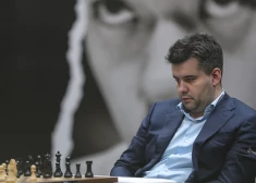 Ņepomņaščijs uzvar Dinu pasaules šaha čempionāta otrajā partijā