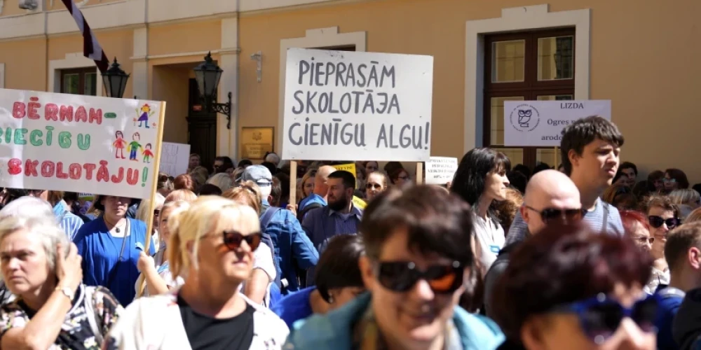 Профсоюз педагогов 24 апреля проведет акцию протеста, а также начнет трехдневную забастовку. (Фото: LETA))