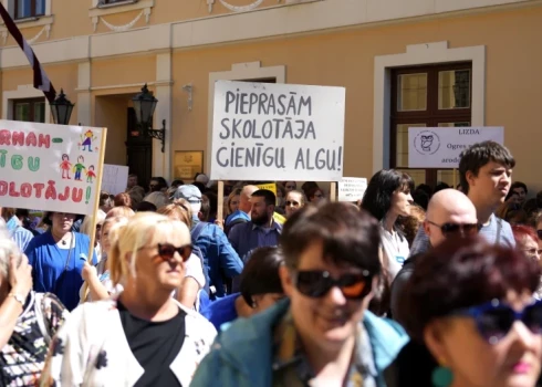 Профсоюз педагогов 24 апреля проведет акцию протеста, а также начнет трехдневную забастовку. (Фото: LETA))