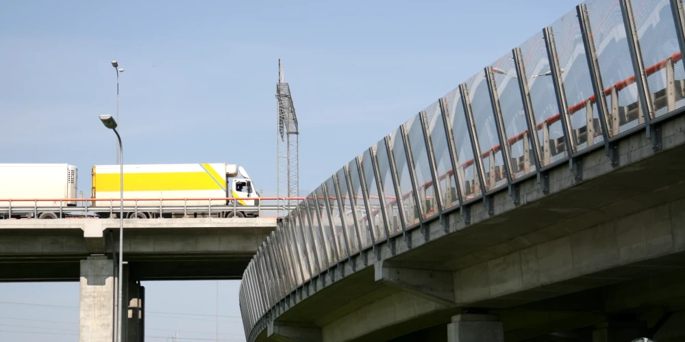 Uz Dienvidu tilta estakādēm atjaunos maksimālo atļauto braukšanas ātrumu
