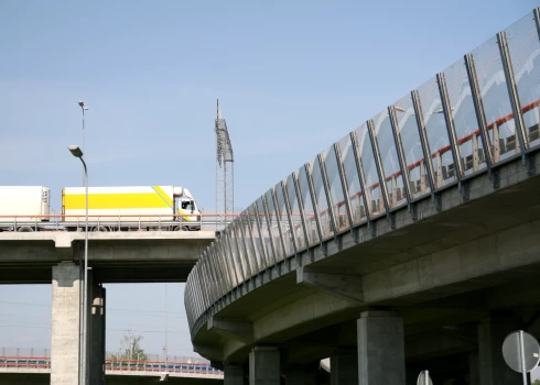 Uz Dienvidu tilta estakādēm atjaunos maksimālo atļauto braukšanas ātrumu
