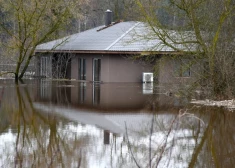 За четыре дня вода опустилась на 9-10 см и уже не достигает уровня оранжевого предупреждения. (Фото: LETA)