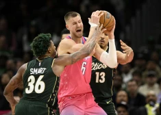 Kristaps Porziņģis cīņā ar spēcīgajiem Bostonas "Celtics" aizsargiem Markusu Smārtu un Malkolmu Brogdonu.