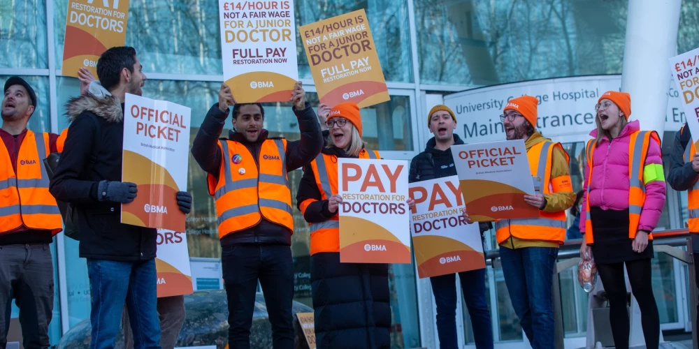 Tūkstošiem ārstu Lielbritānijā sāk četru dienu streiku