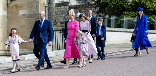 Princeses Annas meitas Zāras Tindalas ģimene, princese Beatrise ar vīru un Velsas prinča ģimene dodas uz dievkalpojumu.