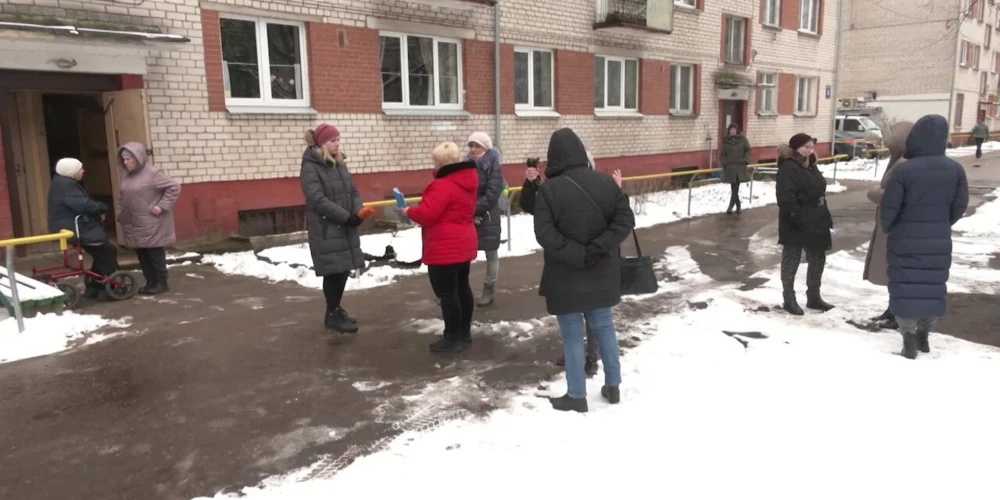 У жильцов возникли подозрения, что дома на живописном берегу озера хочет заполучить кто-то другой, поэтому от них пытаются избавиться. (Фото: скриншот видео TV3)