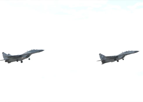Slovākijas reaktīvo lidmašīnas MiG-29 paceļas "Silac" gaisa bāzē Slovākijā, šajā nekustīgajā attēlā, kas uzņemts no izdales video, kas tika publicēts 2023. gada 23. martā. 