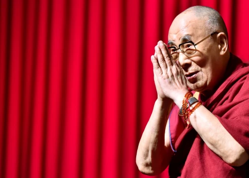 "Sūkā manu mēli", "Eiropa pieder eiropiešiem": šī nav pirmā reize, kad Dalailama pateicis ko patiešām mulsinošu
