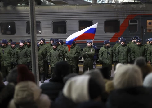 Karavīri, kurus Krievija mobilizēja militārajai operācijai Ukrainā, uzstājas ceremonijā pirms iekāpšanas vilcienā dzelzceļa stacijā Tjumeņā, Krievijā, piektdien, 2022. gada 2. decembrī. 