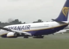 "Ryanair" lidmašīna veic ārkārtas nosēšanos.