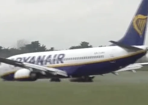 "Ryanair" lidmašīna veic ārkārtas nosēšanos.