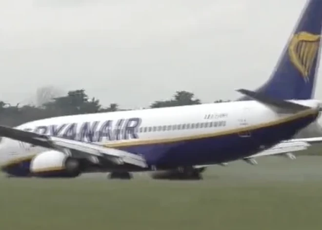 VIDEO: "Ryanair" lidmašīna ar nolauztu šasiju veic ārkārtas nosēšanos