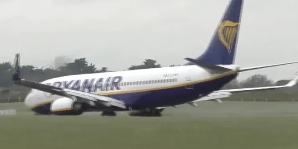 ВИДЕО: самолет Ryanair совершил аварийную посадку