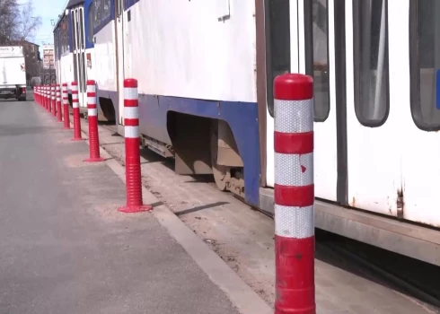 Трамвайную остановку в Риге "украсили" столбиками; они мешают посадке