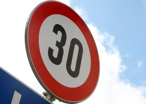 В разных районах центра Риги ограничат скорость движения до 30 км/ч