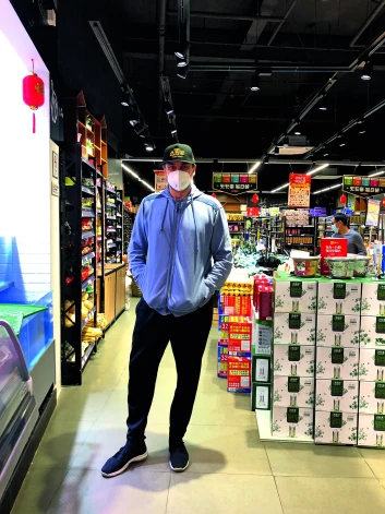 “Tagad esmu vesels. Bet kāpēc sejas maska? Mums tiek rekomendēts ar to staigāt tāpēc, ka šādi mēs pārējiem parādām, ka gadījumā, ja esmu slims, es nevaru citus inficēt. Tas ir psiholoģiskai drošībai, lai lieki nesatrauktu līdzpilsoņus,” tā par Covid-19 pandēmijas pirmajiem mēnešiem no Ķīnas ziņoja Igors Miglinieks.