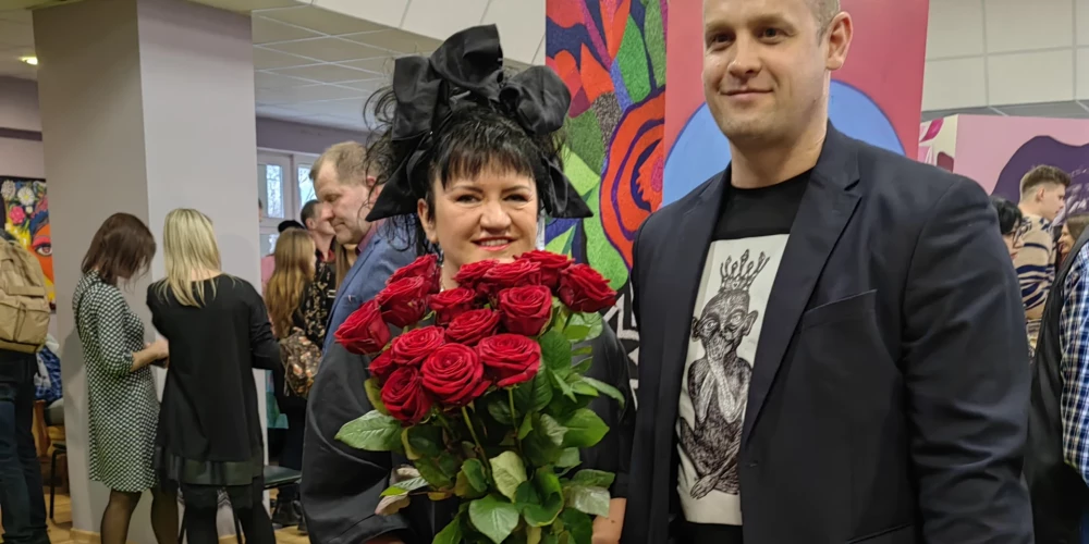 Pirmajai kopīgajai iziešanai Elitas draugs Guntars bija izvēlējies mīļotās dizainētu krekliņu.