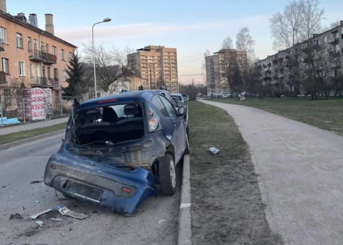 Водитель Volvo разбил пять машин и снес несколько знаков в Кенгарагcе