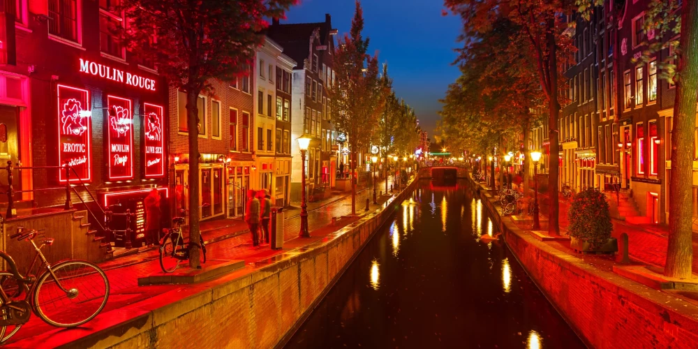 Амстердам борется с образом "города грехов": Квартал красных фонарей хотят перенести подальше от центра