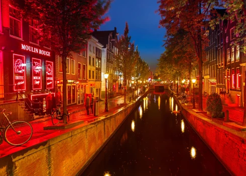 Амстердам борется с образом "города грехов": Квартал красных фонарей хотят перенести подальше от центра