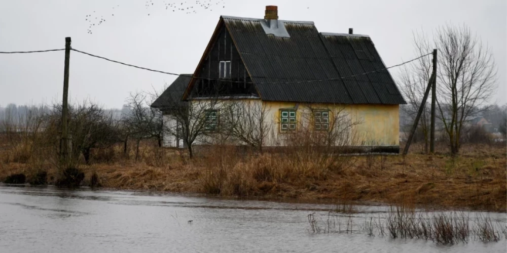 В Аугшдаугавском крае затоплены дороги и низины. (Фото: LETA)