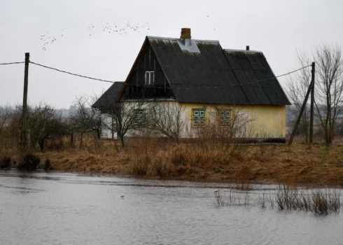 В Аугшдаугавском крае затоплены дороги и низины. (Фото: LETA)