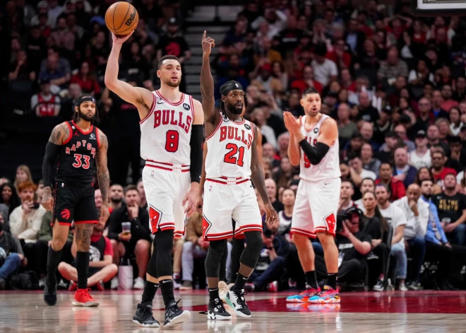 Lavīna 39 punkti "play-in" spēlē sekmē "Bulls" uzvaru pār "Raptors"