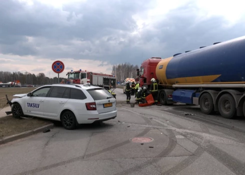 Таксист протаранил бензовоз у аэропорта "Рига"