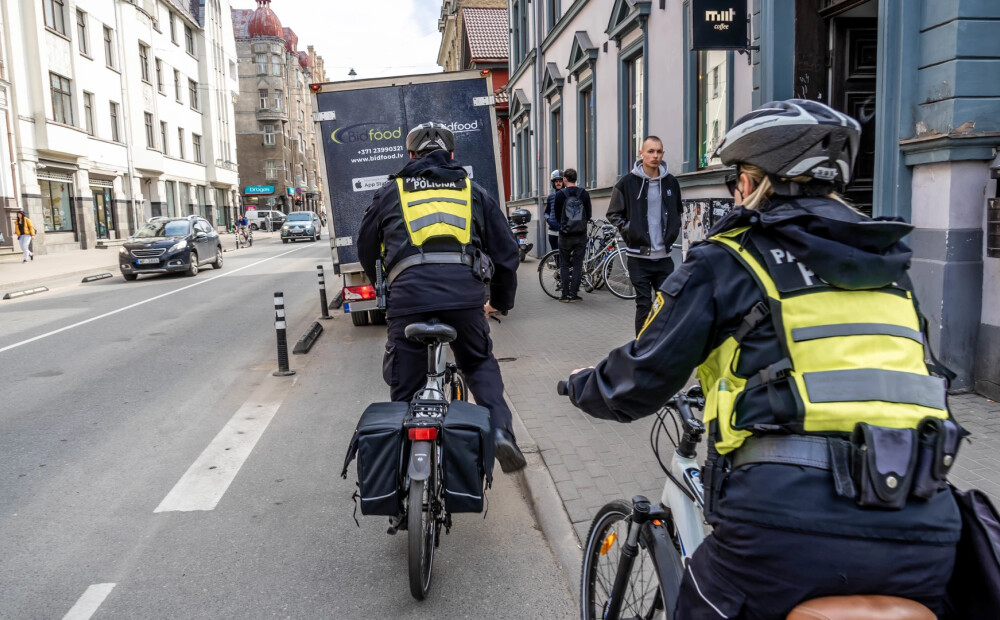 FOTO: Rīgas centrā darbu uzsāk velopatruļas