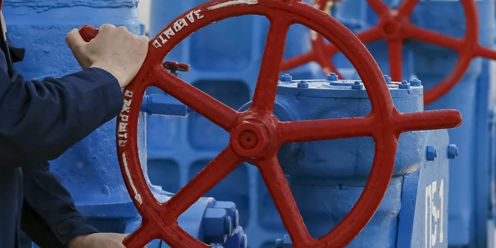 Darbinieks pagriež vārstu gāzes kompresoru stacijā Bojarkas ciematā ārpus Kijivas, 2015. gada 22. aprīlī. 