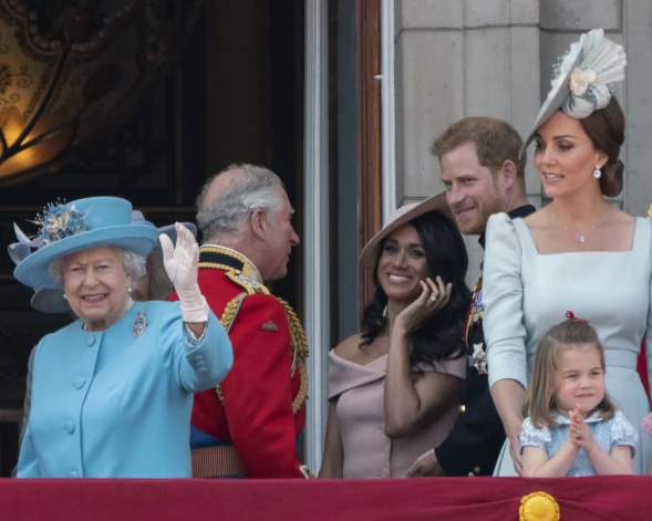 2018. gada jūnijā Megana Mārkla bija gaidīta viešņa uz Bakingemas pils balkona, kad kopā ar karalieni un visu karalisko ģimeni vēroja “Trooping The Colour” parādi.