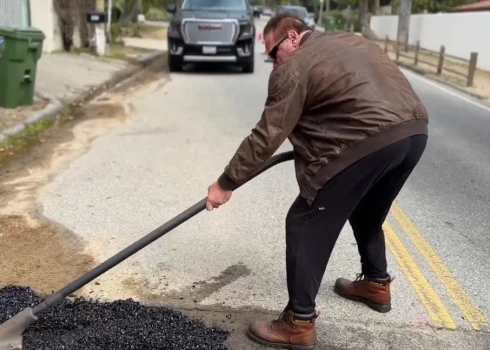   Терминатор взялся за лопату: Арнольд Шварценеггер своими руками отремонтировал яму на дороге