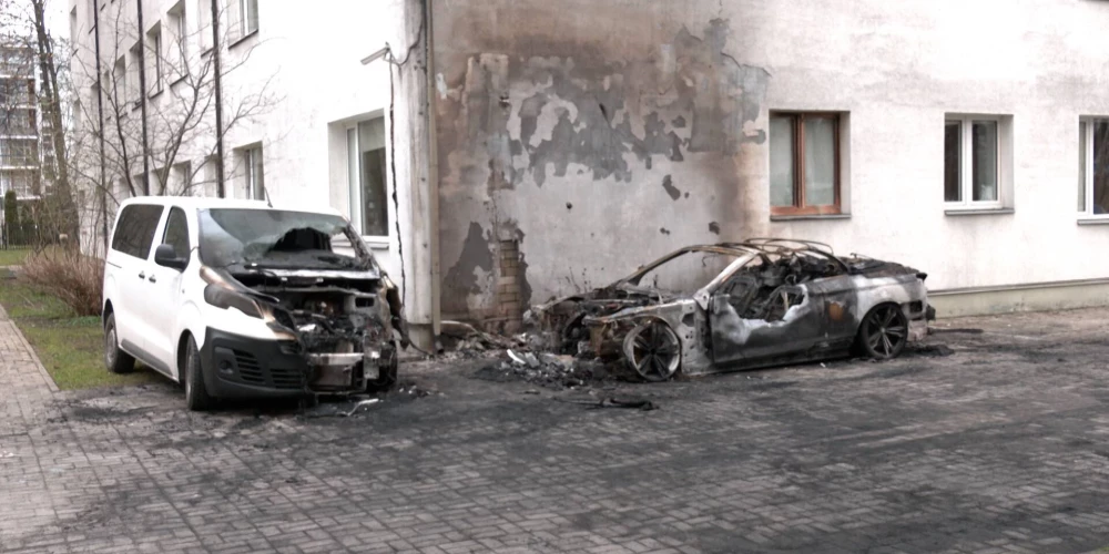 Яркий свет и взрывы: ночью в Пурвциемсе сгорели две машины