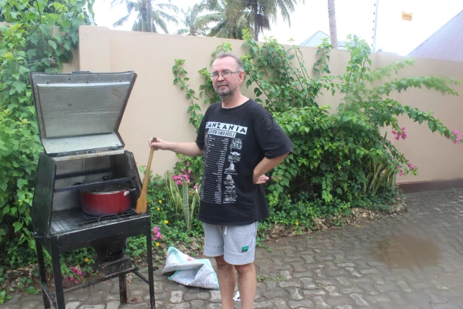 Autors pie ogļu grila: “Kad pirku, nenojautu, ka pēc pāris gadiem tas kļūs nelegāls.” (Foto: no privātā arhīva)