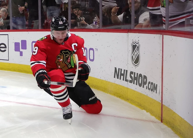 "Blackhawks" ilggadējais kapteinis gūst vārtus pēdējā spēlē Čikāgas komandā