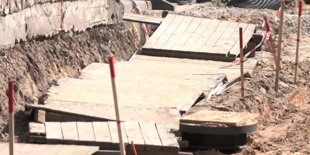 Жители Гризинькалнса вынуждены рисковать жизнью на опасном временном тротуаре