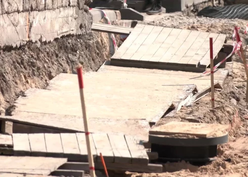 Жители Гризинькалнса вынуждены рисковать жизнью на опасном временном тротуаре