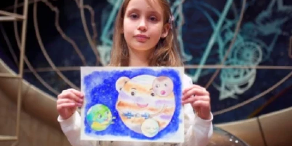 Deviņgadīgas ukraiņu meitenes zīmējums rotā Jupitera raķeti