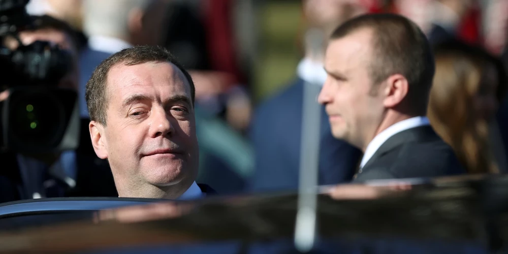 Medvedevs kā ieķērusies plate: nāvi Ukrainai!