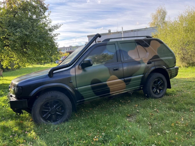 Viesturs Holanders un Sondra Zaļupe padara auto izmantojamus frontes apstākļiem.