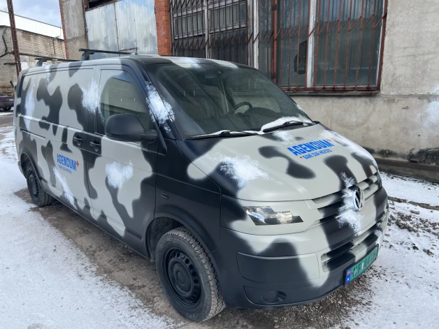 Viesturs Holanders un Sondra Zaļupe padara auto izmantojamus frontes apstākļiem.