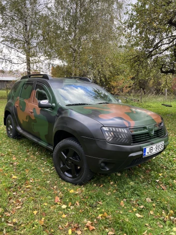 Viesturs Holanders un Sondra Zaļupe padara auto izmantojamus frontes apstākļiem.