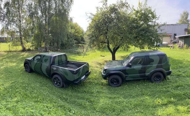 Viesturs Holanders un Sondra Zaļupe padara auto izmantojamus frontes apstākļiem.