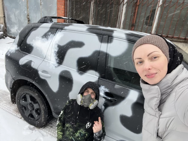 Viesturs Holanders un Sondra Zaļupe padara auto izmantojamus frontes apstākļiem.