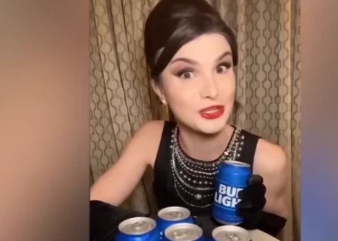 Производитель пива Bud Light потерял 5 млрд долларов из-за сделки с трансгендером