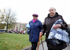 "Люди там похожи на заключенных": омбудсмен получил жалобы на условия в латвийских домах престарелых