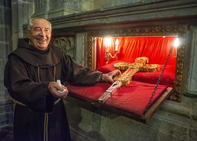 Mūks Santo Toribio klosterī (Spānijas ziemeļos) atrāda svēto relikviju, kurā ir skaida no Golgātas krusta.